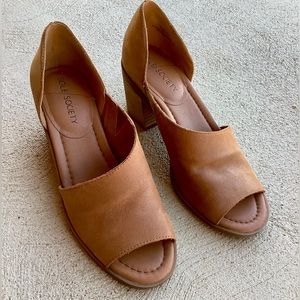 Women’s Leather Sandal. Size 7. Brown.